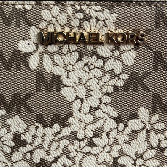 👜 Michael Kors Large Zip Clutch Wristlet 👜 - Picture 2 of 7